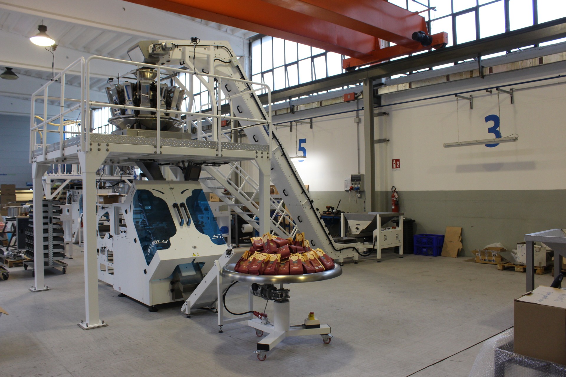 Vertikální packaging machines in operation